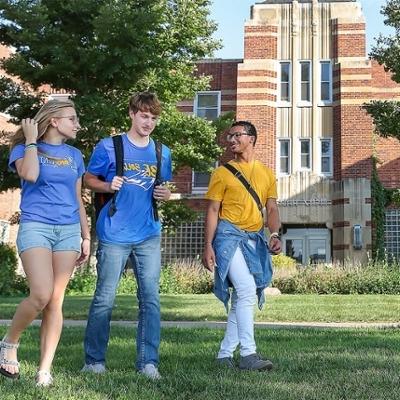 Group of bet36365体育 students walking in front of Men's Hall